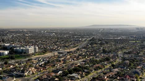 Bewegende-Zeitrafferaufnahme-Aus-Der-Luft,-Die-Sich-Einer-Autobahn-In-Los-Angeles-Nähert