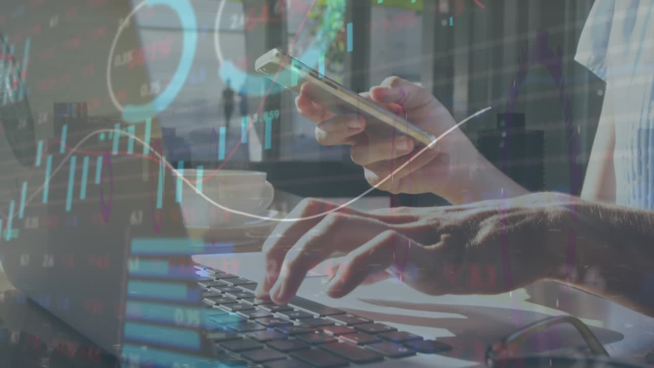 una mujer está usando un teléfono móvil y una computadora portátil en un café