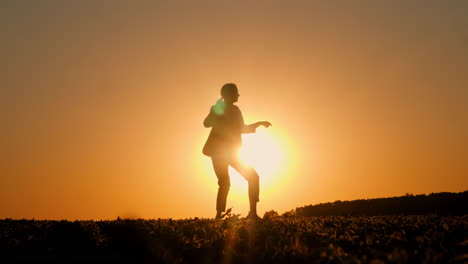 una mujer bailando al atardecer.