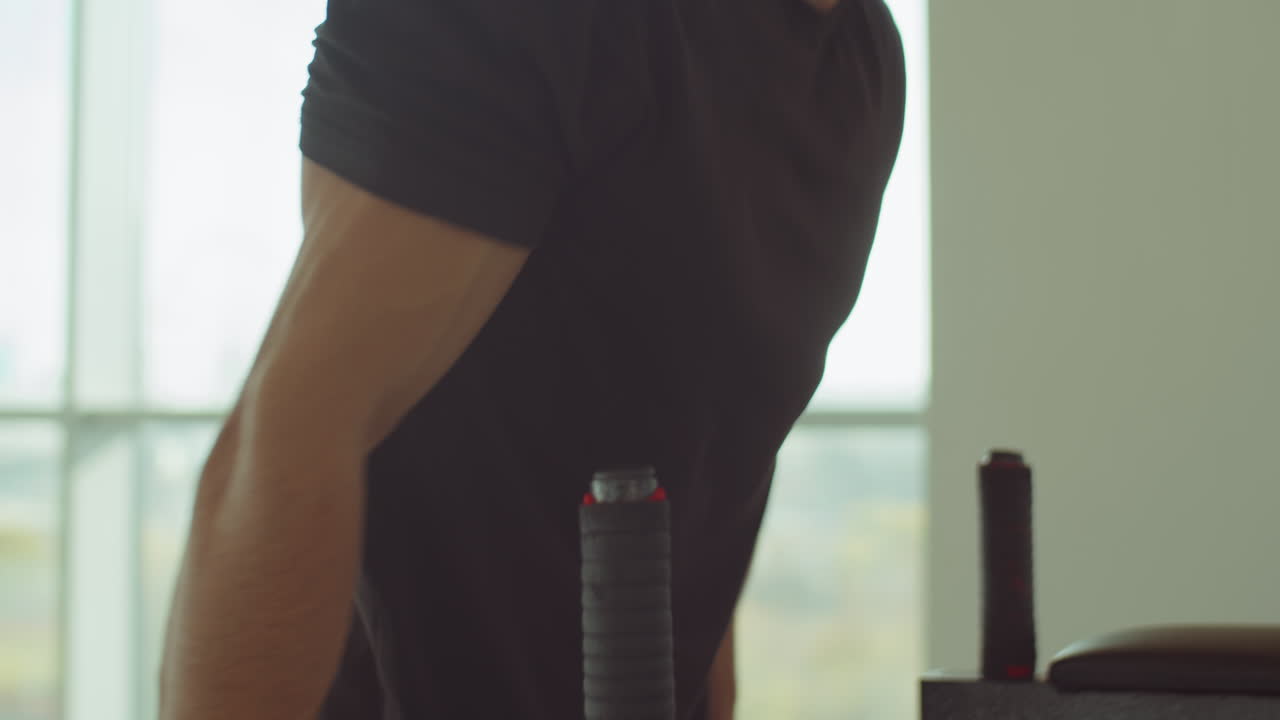 체육관 에서 평행 바 디프 를 하는 운동 선수