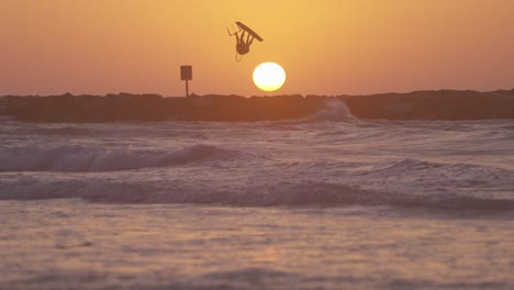 Wunderschöne-Sonnenuntergangswellen,-Die-Im-Sommer-Am-Strand-Krachen,-Warme-Goldene-Stunde,-Zeitlupe,-Friedliche-Szene-Zum-Entspannen