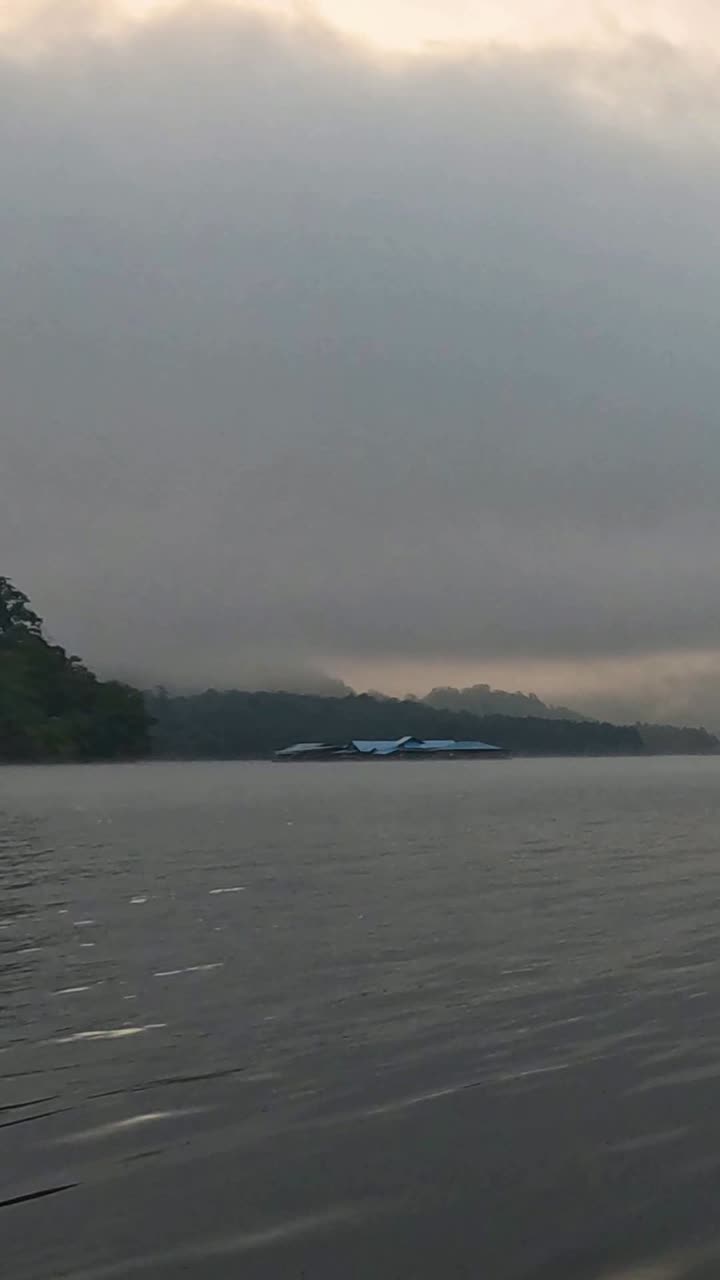 흐릿한 황혼 하늘과 함께 평온한 물 표면