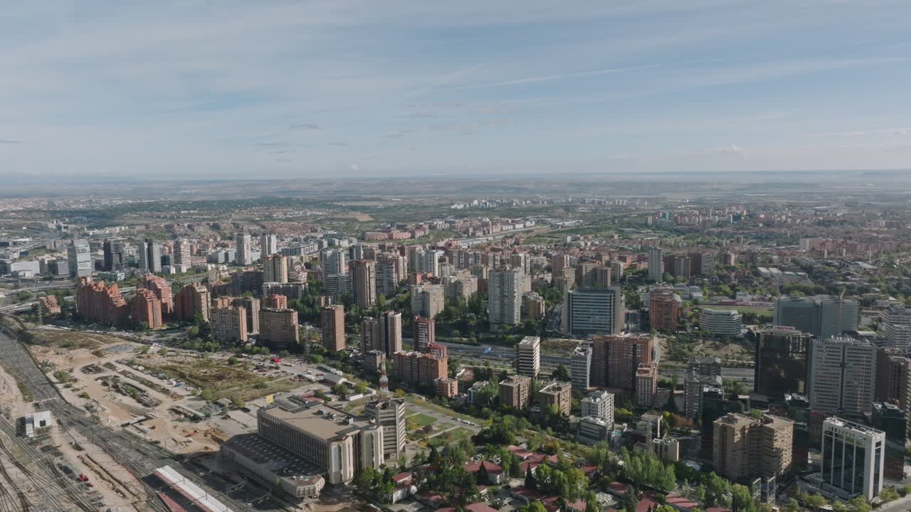 el tapiz aéreo del distrito financiero de madrid es un mosaico de ambición.