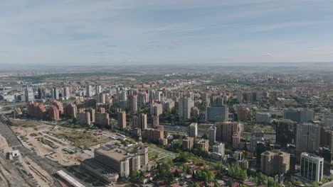 el tapiz aéreo del distrito financiero de madrid es un mosaico de ambición.