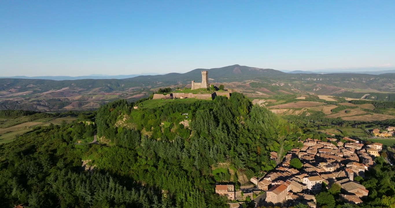 Scenografica Fortezza di Radicofani in Val d'Orcia, Toscana, Italia - Ripresa aerea con drone.