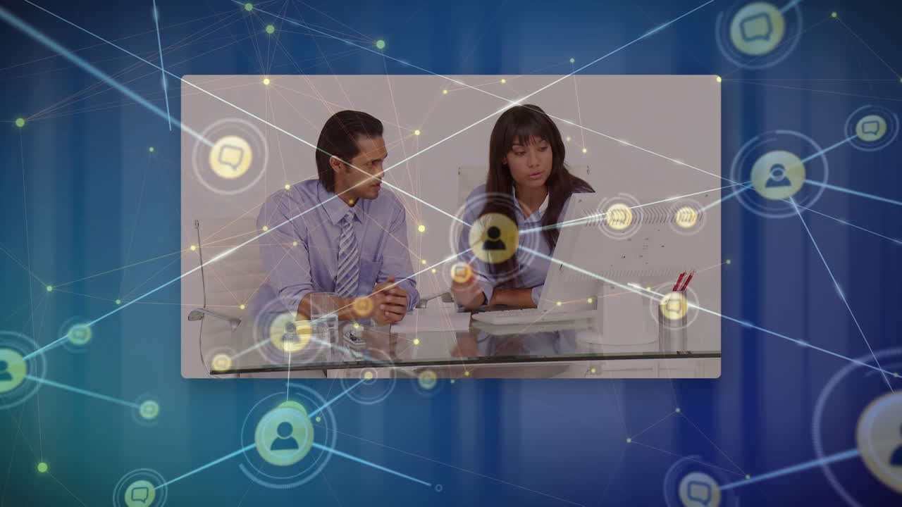 animación de conexiones con iconos sobre diversos empresarios en pantallas sobre el espacio azul