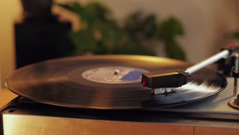 reproductor de discos de vinilo retro tocando música, macro disparo de primer plano de disco de lp vintage girando el fonógrafo antiguo. reproductor de música retro.