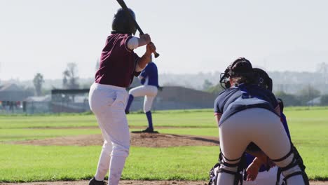 grupo diverso de jugadoras de béisbol jugando en el campo, bateador golpeando la pelota lanzada