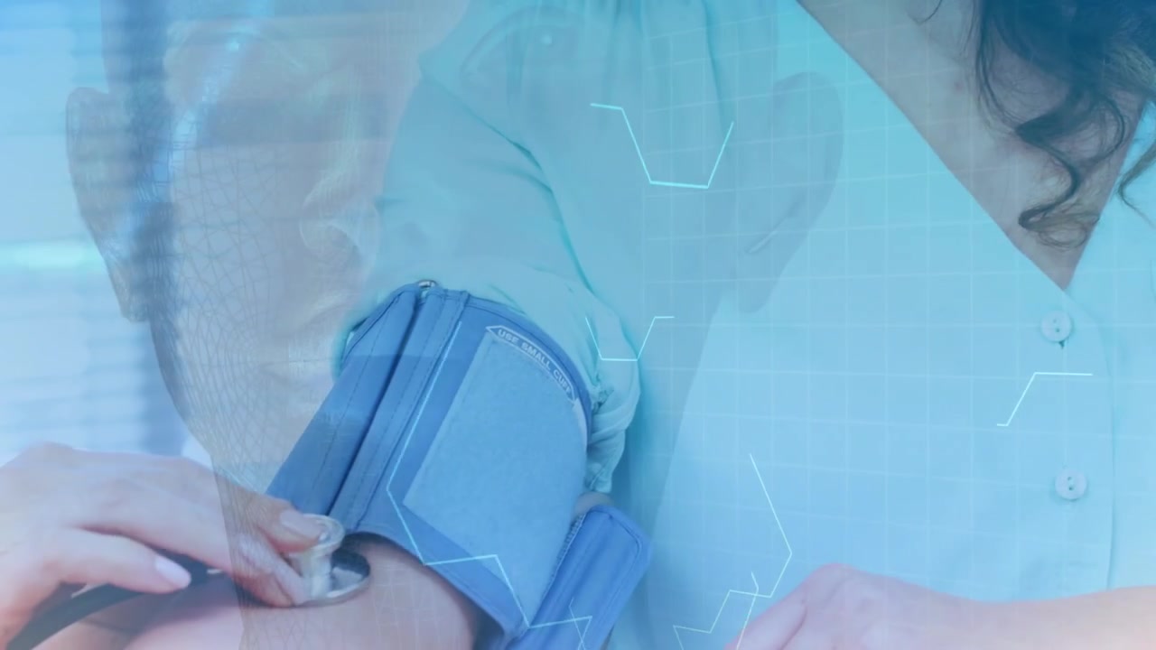 Infermiera che controlla la pressione sanguigna su una donna con camicetta blu dopo aver applicato il bracciale in clinica, sovrapposizione esagonale.