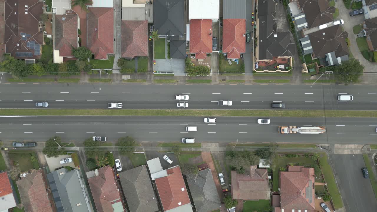 양방향 교통이 꾸준히 흐르는 주요 고속도로의 공중 하향식 자동차, 버스, 트럭, 주택, 부동산