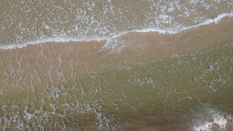 Vista-Aérea-De-Pequeñas-Olas-Del-Mar-Báltico-Y-Arena-Bajo-El-Agua