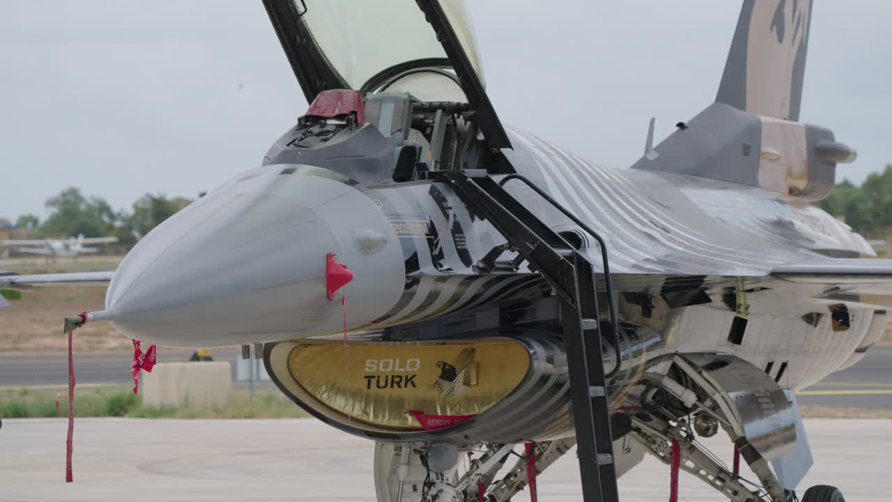 Jet da combattimento F-16 Solo Türk parcheggiato su un aeroporto con il cupolino aperto