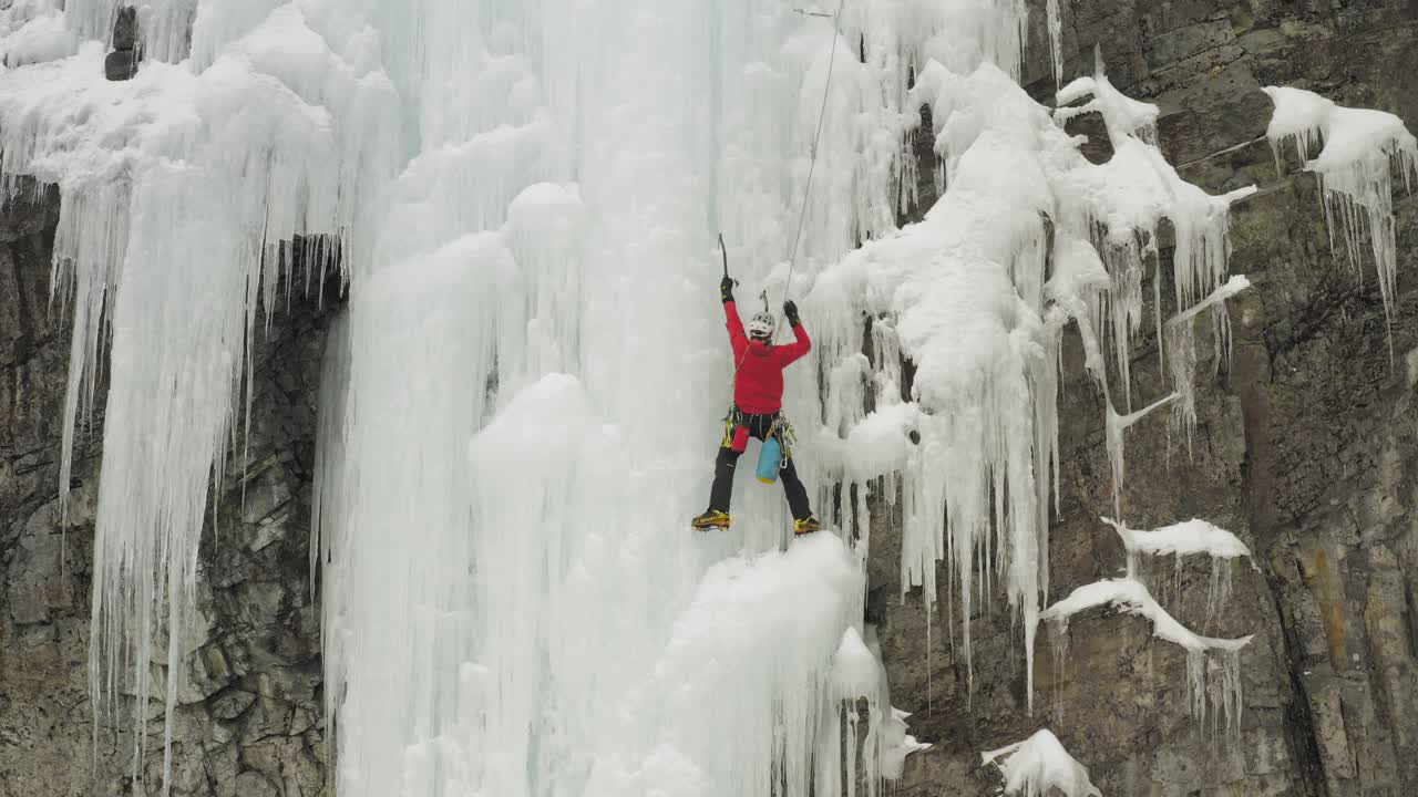 escalador de hielo en cascada de hielo congelado preparándose para subir maineline, monte kineo