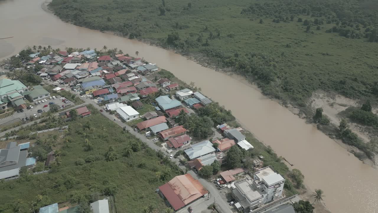 kpg 게돈 보르네오, 사라와크의 레가타 2023에 대한 지역 드론 뷰 여름