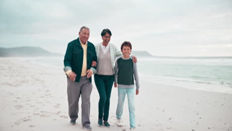 Strand,-Liebe-Und-Großeltern-Mit-Kindern-Am-Meer