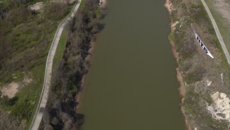 vista a vista de pájaro de la bahía de búfalos y la i-10west en houston, texas
