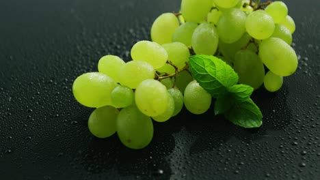 Bunch-of-green-grapes-