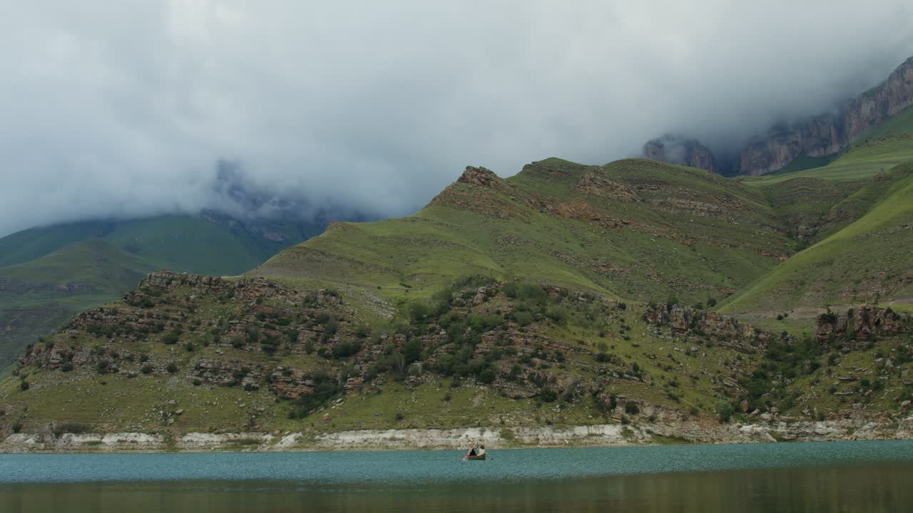 en canoa en un lago de montaña