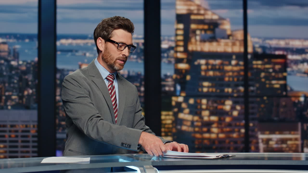 presentador de noticias sonriente reportando el noticiero del canal multimedia de primer plano. noticias diarias