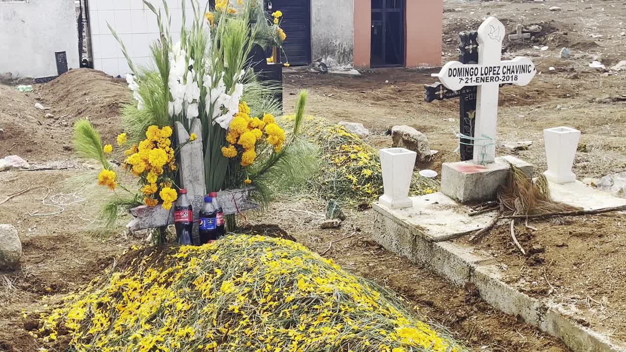 cementerio de san juan de chamula mexico chiapas con tumba y flores
