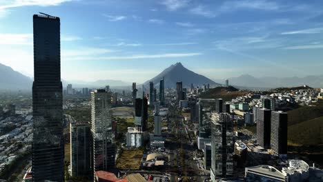 Vista-Aérea-Del-Centro-De-La-Ciudad-De-San-Pedro-Garza-Garcia,-Soleado-Monterrey,-México---Reversa,-Disparo-De-Drones