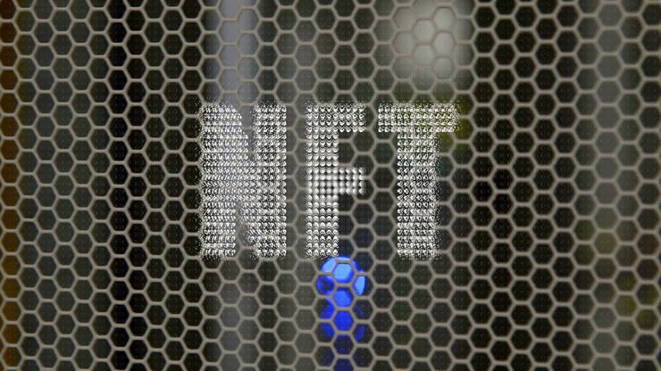 Animation of nft text over shapes