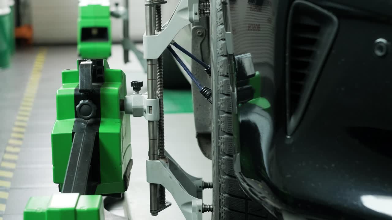 자동차 타이어를 검사하는  정렬 기계