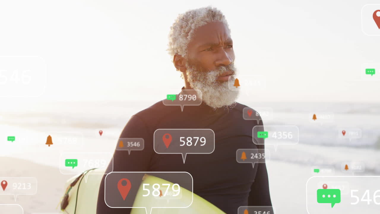 Surfista uomo che tiene una tavola da surf su una spiaggia assolata, con tecnologia di icone di notifica di commenti in realtà aumentata (AR)
