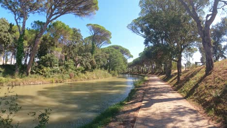 Pasarela-En-El-Canal-Du-Midi-Al-Sur-De-Francia