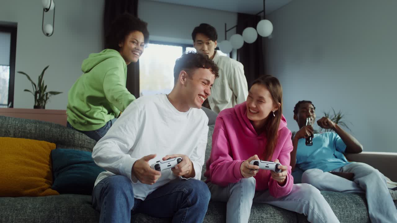 친구 들 이 함께 비디오 게임 을 하는 것
