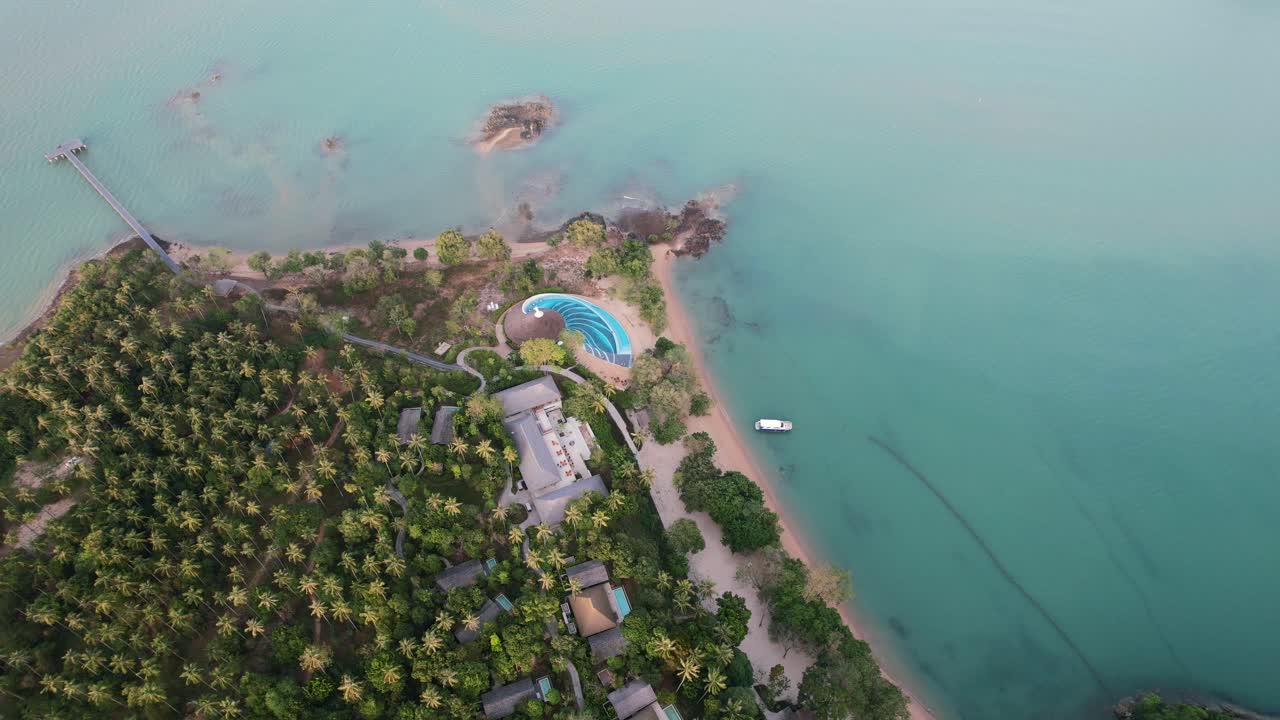 playa de una isla tropical en el mar turquesa de andaman en tailandia durante la puesta de sol, aérea