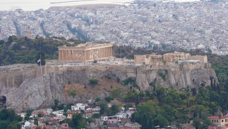 icónico templo del partenón en la acrópolis de atenas vistas desde la colina de lycabettus, grecia