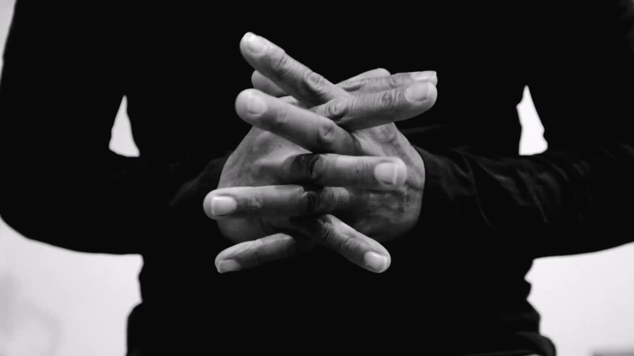 orando a dios con las manos juntas sobre fondo blanco con gente almacen de metraje de video