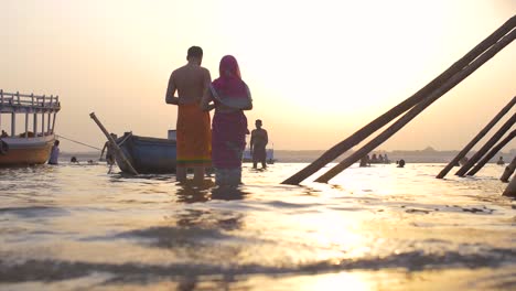 Couple-Praying-in-Río-Ganges