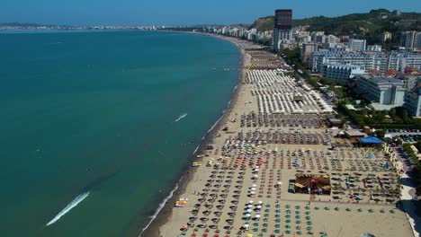 Gran-Playa-De-Arena-En-La-Costa-De-Durres,-Albania,-Con-Hoteles-Y-Complejos-Turísticos-Para-Que-Los-Turistas-Se-Relajen-Y-Tomen-El-Sol-Tranquilamente.