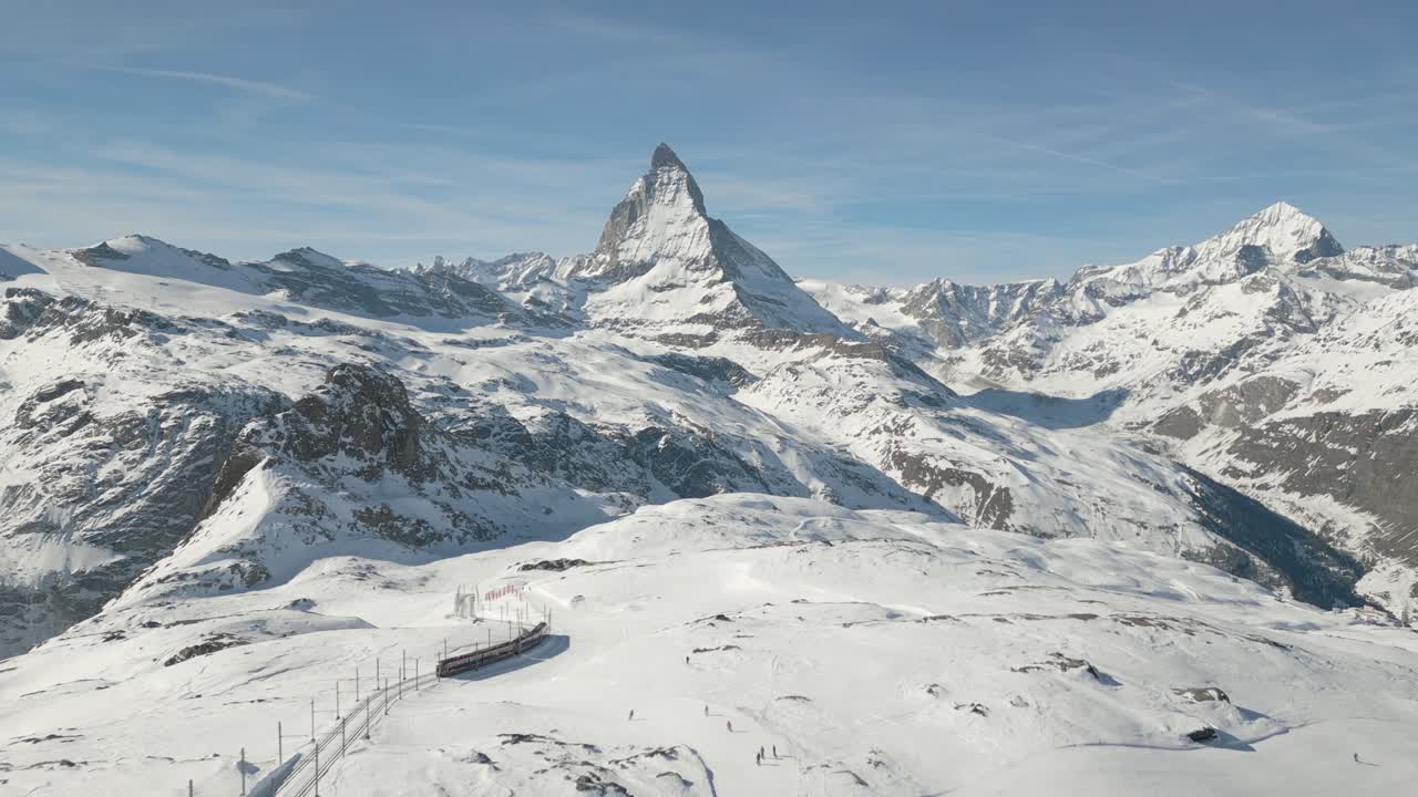 imágenes épicas de drones de 4k de un tren que pasa y la montaña matterhorn en el fondo - zermatt - suiza