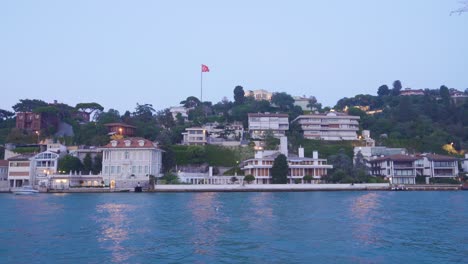 Türkische-Flagge-Und-Häuser-Am-Strand.-Istanbul-Stadt.