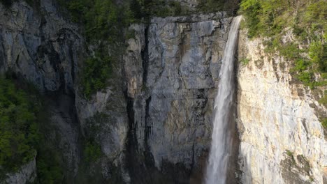 Vista-Por-Drones-De-Seerenbachfälle,-Una-Cascada-En-Amden,-Suiza