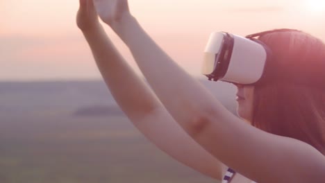 mujer experimentando la realidad virtual vista del atardecer