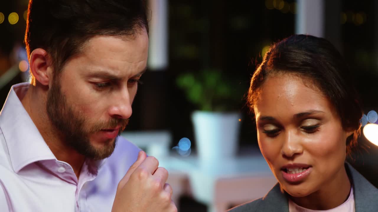 hombres de negocios que usan tabletas digitales 4k