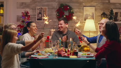 gran familia feliz en la reunión de navidad