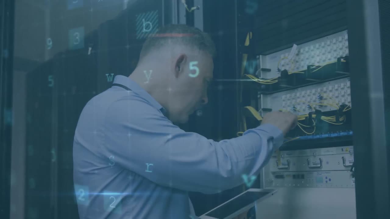 hombre trabajando en un servidor de computadora mientras los mensajes de advertencia aparecen en primer plano