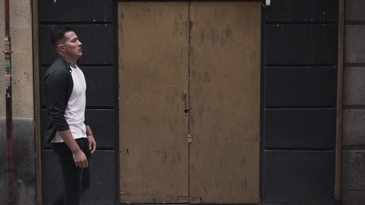 도시 거리를 고 있는 남자