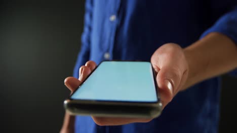 hombre usando teléfono inteligente