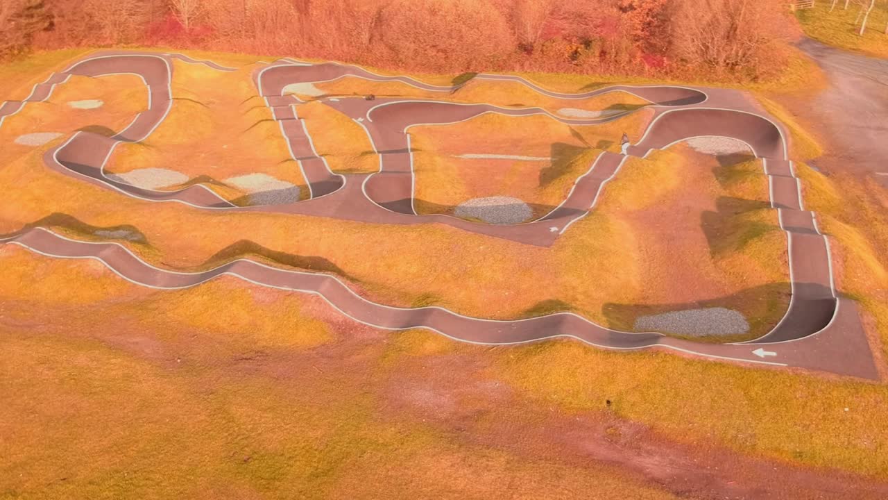 эбордист катается по насосной трассе, съемка ведется с дрона