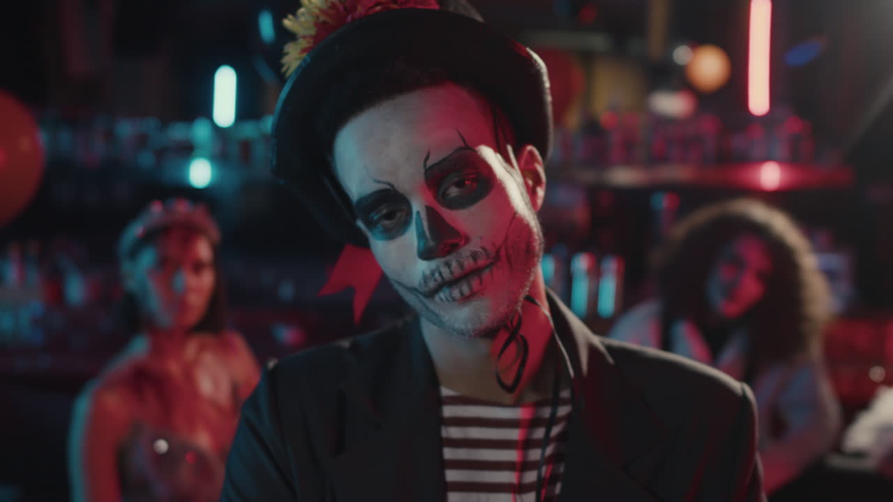 una vista de cerca de un joven mirando a la cámara.