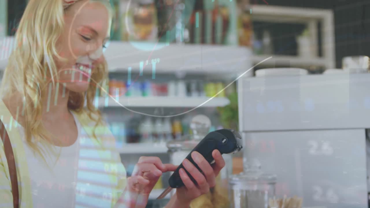 animación de procesamiento de datos sobre mujer caucásica usando tarjeta de crédito para hacer pago en el café.