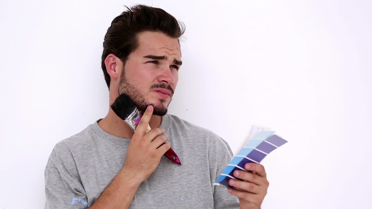 hombre pensativo mirando la tabla de colores