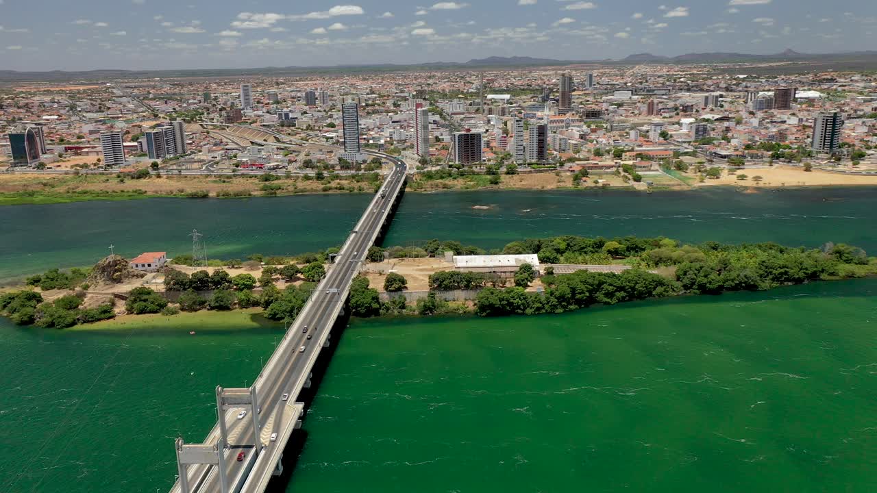 Luftaufnahme der Brücke über den São Francisco Fluss an der Grenze der Bundesstaaten Pernambuco und Bahia, Fahrzeuge fahren über die Brücke