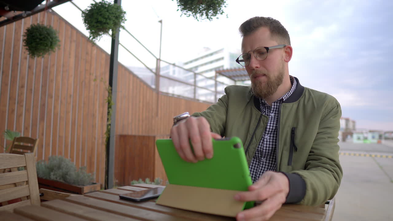 hombre usando una tableta en un café